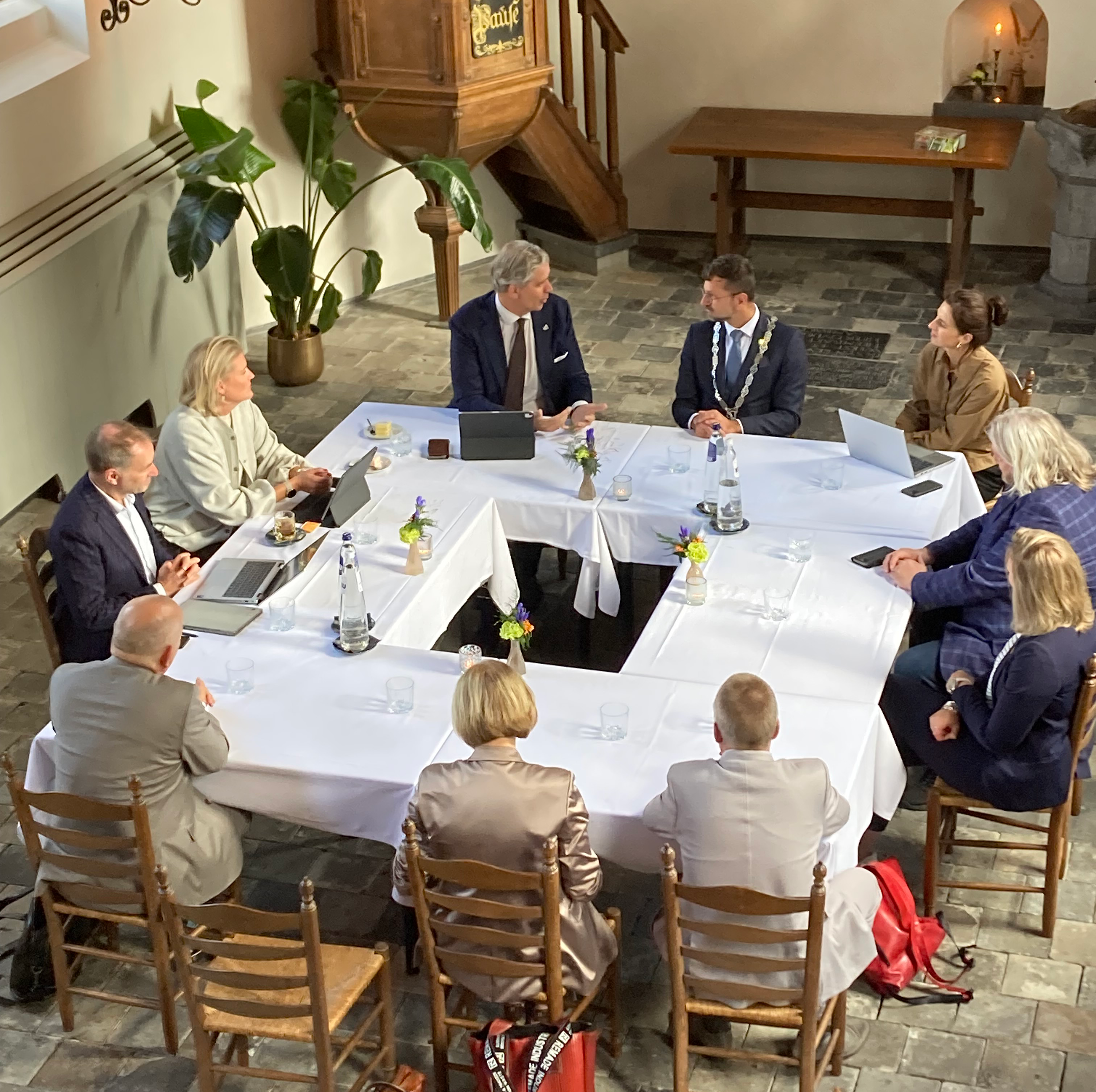 commissaris in gesprek met college