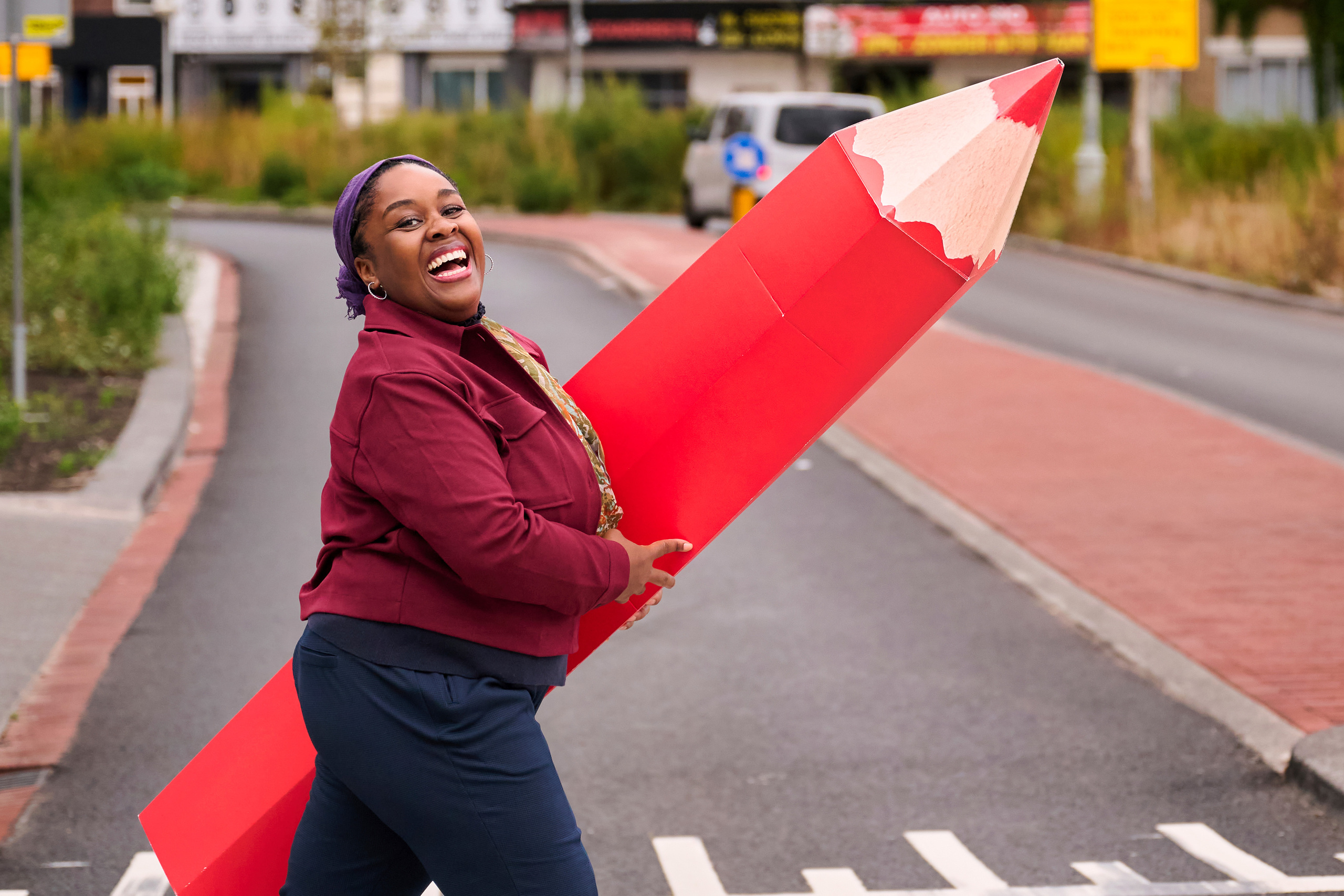 vrouw met rood potlood verkiezingen