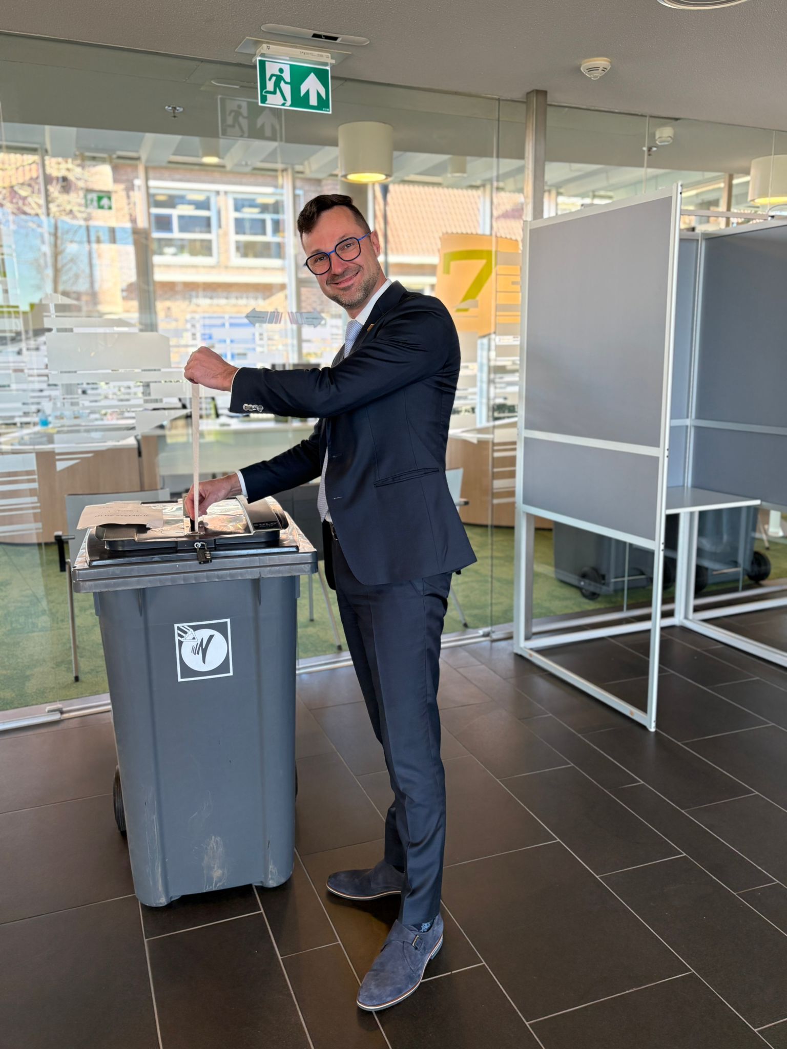 burgemeester-stemt-gemeenteraadsverkiezing