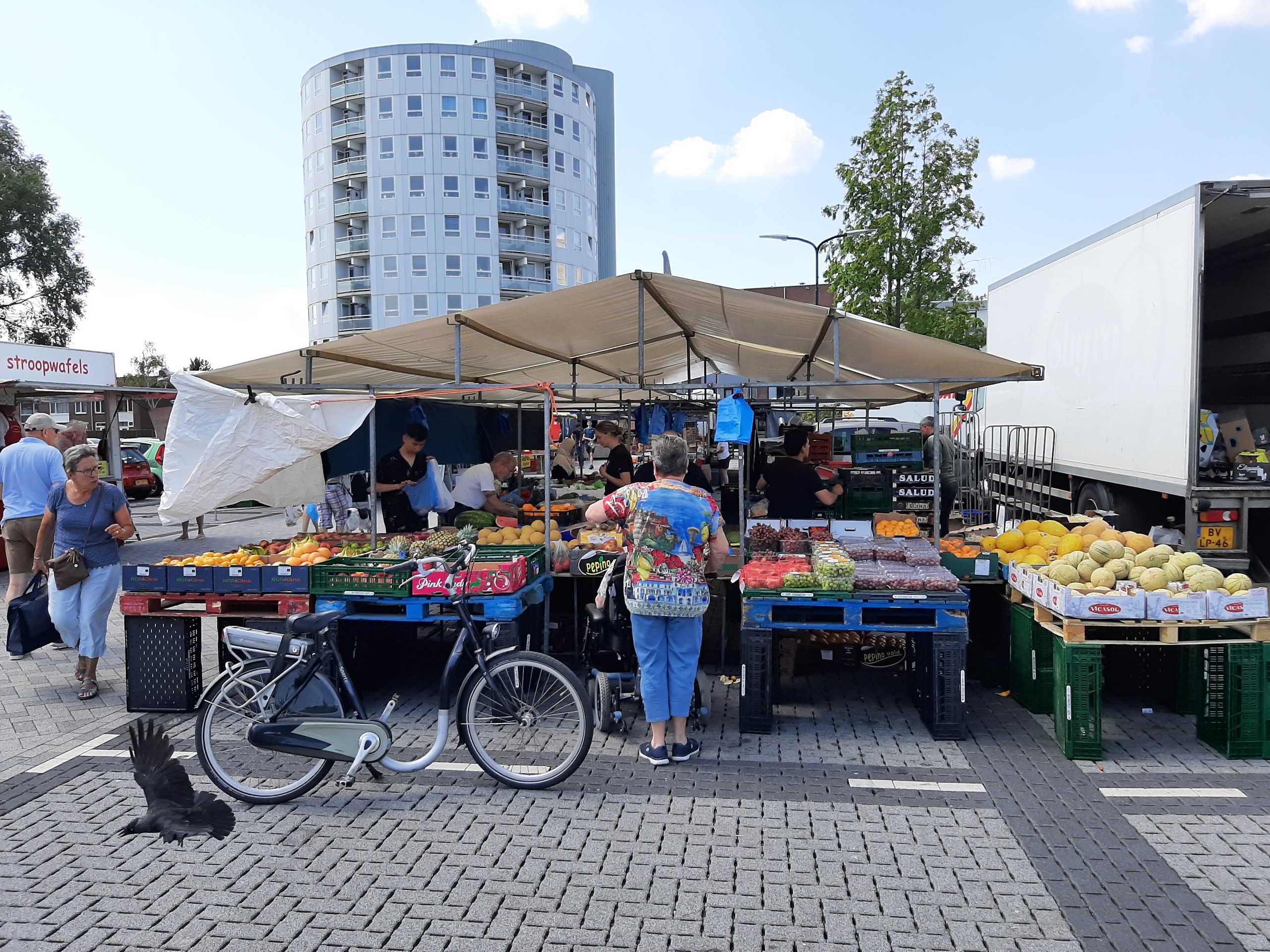 Foto van winkelende mensen op de markt